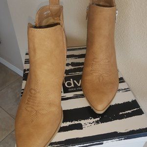 Dv by Dolce Vita Kiki boots in tan